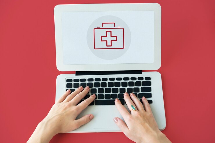 persona buscando información sobre seguro de salud desde su laptop